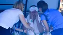 Petenis Prancis, Alize Cornet menerima perawatan dari pelatih dan staf saat bertanding melawan petenis Belgia Elise Mertens di kejuaraan tenis Australia Terbuka di Melbourne, Australia, (19/1). (AP Photo / Andy Brownbill)