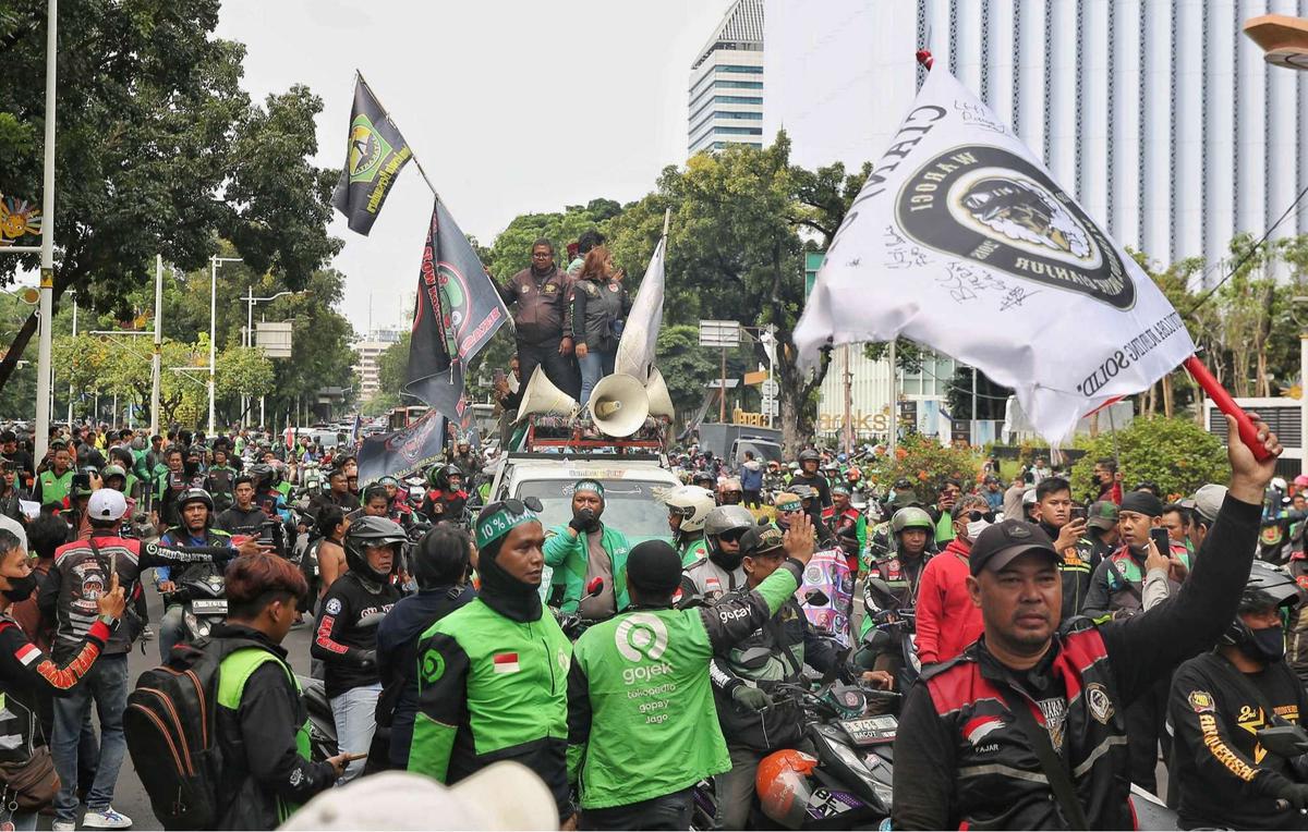 Demo ojol di Patung Kuda