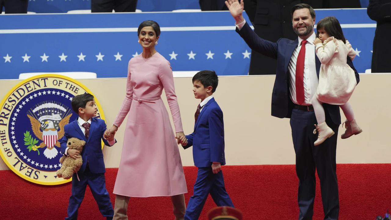 Usha Vance (kiri) dan suaminya JD Vance (kanan) bersama ketiga anaknya saat pelantikan presiden dan wakil presiden AS. (AP/Matt Rourke)