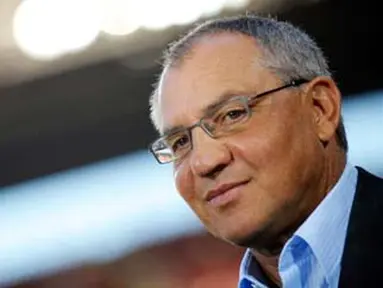 Pelatih Schalke 04, Felix Magath sebelum dimulainya putaran pertama Piala Jerman melawan TSV Germania Windeck di Koln, 1 Agustus 2009. AFP PHOTO DDP / SASCHA SCHUERMANN