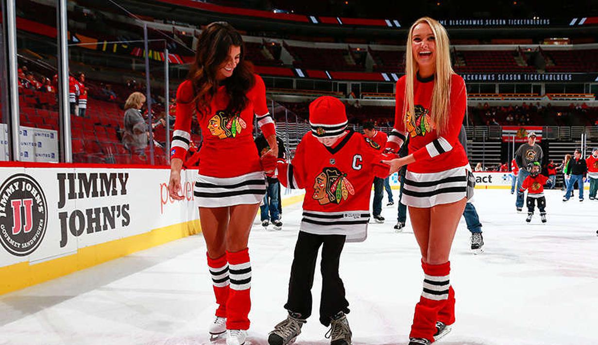 Ice Girls dari Chicago Blackhawks membantu anak-anak belajar bermain ice skating sebelum pertandingan National Hockey League (NHL) di Chicago. (Chicago Blackhawks.nhl.com)