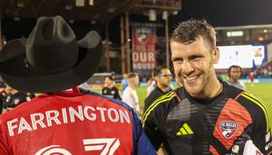 Maarten Paes (kanan) tampil apik saat FC Dallas menang 2-0 atas LA Galaxy dalam lanjutan MLS 2024, Minggu (14/7/2024) siang WIB. (Dok. FC Dallas)