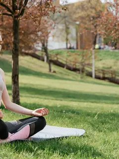 Meluangkan waktu untuk yoga bisa menjadi salah satu cara sederhana untuk berhenti sejenak dan memberi tubuh kesempatan untuk rileks. (Foto/Dok: Pexels)