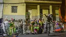 Orang-orang yang bersuka ria tampil selama parade Mitos dan Legenda di Medellin, departemen Antioquia, Kolombia (8/12/2021). Parade mitos dan legenda adalah bagian penting dari acara ini di sebagian besar kota dan kotamadya Kolombia. (AFP/Joaquin Sarmiento)