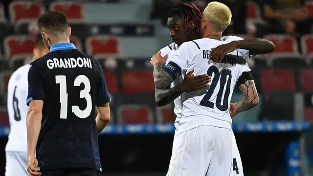 Pemain Italia Federico Bernardeschi merayakan gol ke gawang San Marino