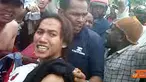 Citizen6, Papua: Demo karyawan PTFI di areal gorong-gorong, Papua, Senin (10/10) yang semula damai berubah ricuh ketika seorang karyawan tewas tertembak. (Pengirim: Mei Susilo)