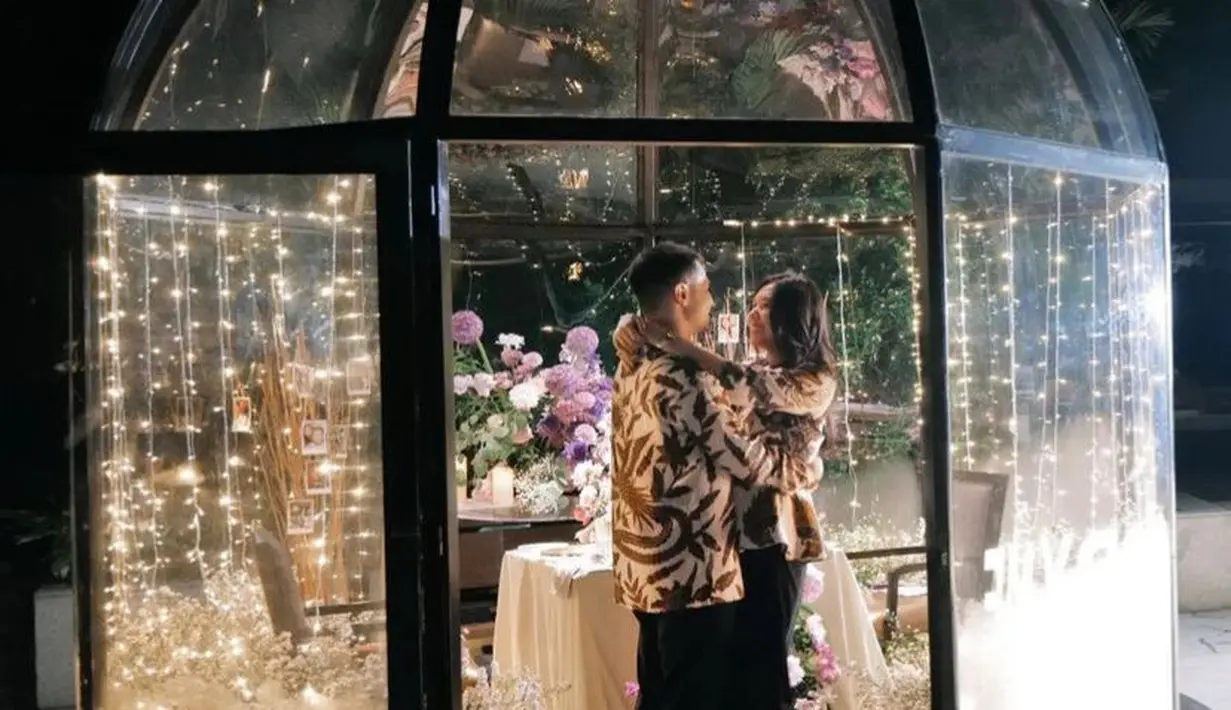 TikToker yang namanya dikenal berkat konten makan itu melengkapi penampilannya dengan celana kulot serta sepatu slip on. (Instagram/jessnolimit).