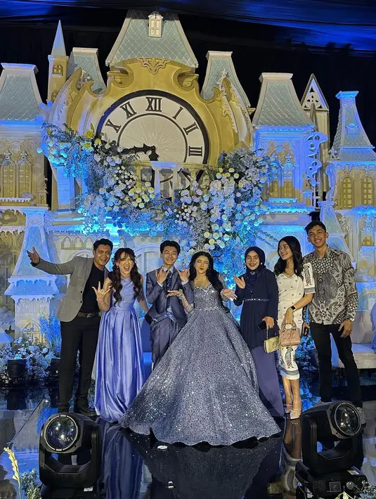 "Happy wedding @cahyanirynt @andreysetyawanp . Keren banget seh kaliaaaan couple goals ! Semoga samawa sayang !," tulis happy_asmara77 membagikan beberapa potretnya. 
 [Instagram/happy_asmara77]