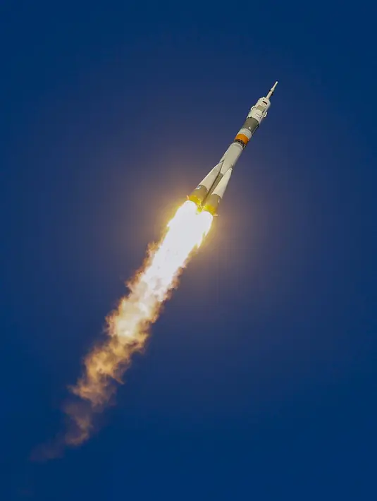 Pesawat ruang angkasa Soyuz TMA - 19m usai lepas landas di kosmodrom Baikonur, Kazakhstan, (15/12). Mereka dalam misi pergi ke Stasiun Luar Angkasa Internasional (ISS). (REUTERS/Shamil Zhumatov)