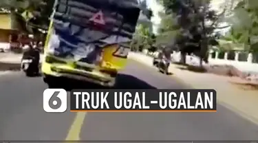 Beredar video truk ugal ugalan dijalan menyenggol pengendara motor. Kejadian itu terjadi di wilayah Situbondo, Jawa Timur.