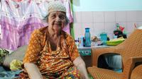 Darmina (78), nenek yang tinggal di Banyuasin Sumsel tak habis pikir dengan anak dan cucunya yang menggugatnya hanya perkara tanah warisan mendiang suaminya (Liputan6.com / Nefri Inge)