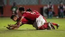 Keduanya lantas mengikuti Muhammad Nabil Asyura yang menjatuhkan badannya di atas rumput sebagai lampiasan ekspresi kemenangan yang diraih Tim Garuda Asia atas Myanmar dengan skor 5-4 dalam adu penalti. (Bola.com/Bagaskara Lazuardi)
