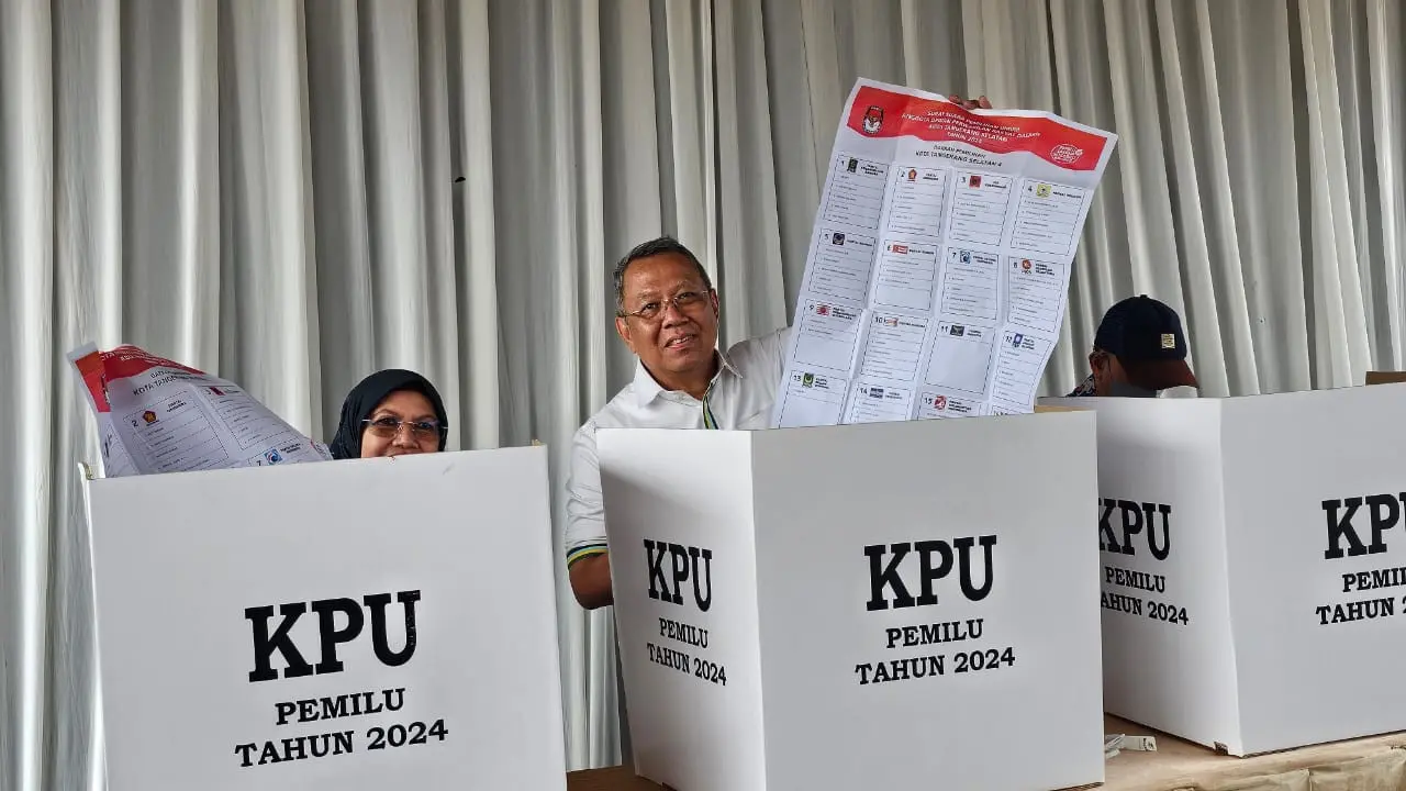 Wali Kota Tangerang Selatan Benyamin Davnie menggunakan hak pilihnya di Tempat Pemungutan Suara (TPS) 19 Lengkong Karya, Serpong Utara. (Istimewa)