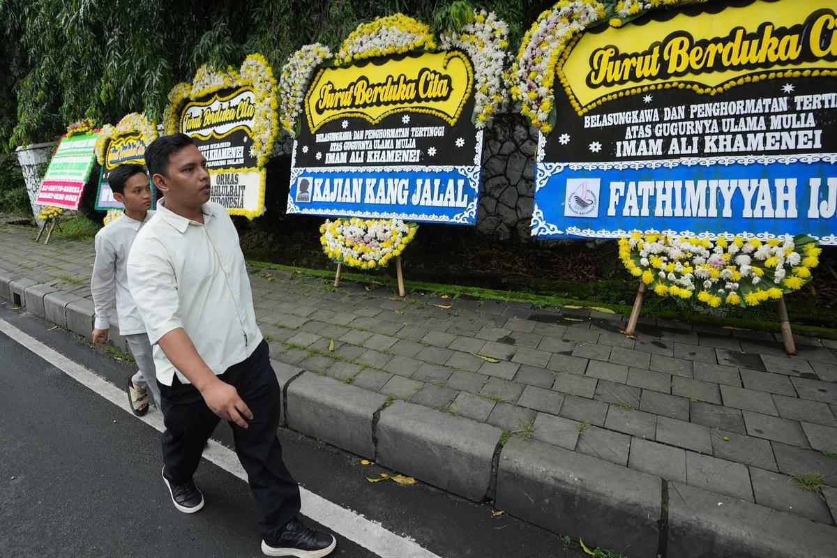 FOTO: Karangan Bunga Duka Cita untuk Ayatollah Ali Khamenei di Jakarta