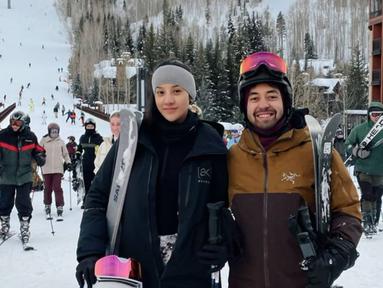 Begini potret kebersamaan Anya Geraldine dan kekasihnya yang bernama Nadif Zahiruddin saat berada di Colorado, Amerika Serikat. Dalam liburannya ini keduanya menikmati momen bermain ski salju bersama di resort yang berada di kawasan Vail. Momen ini pun banyak ia abadikan dalam media sosial Instagramnya. (Liputan6.com/IG/@anyageraldine)