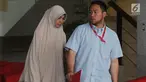 Anggota DPRD dari Partai Hanura dan juga calon Walikota (cawalkot) Malang 2018 Ya'qud Ananda Gudban dikawal petugas usai menjalani pemeriksaan di gedung KPK, Jakarta, Jumat (13/4). (Merdeka.com/Dwi Narwoko)