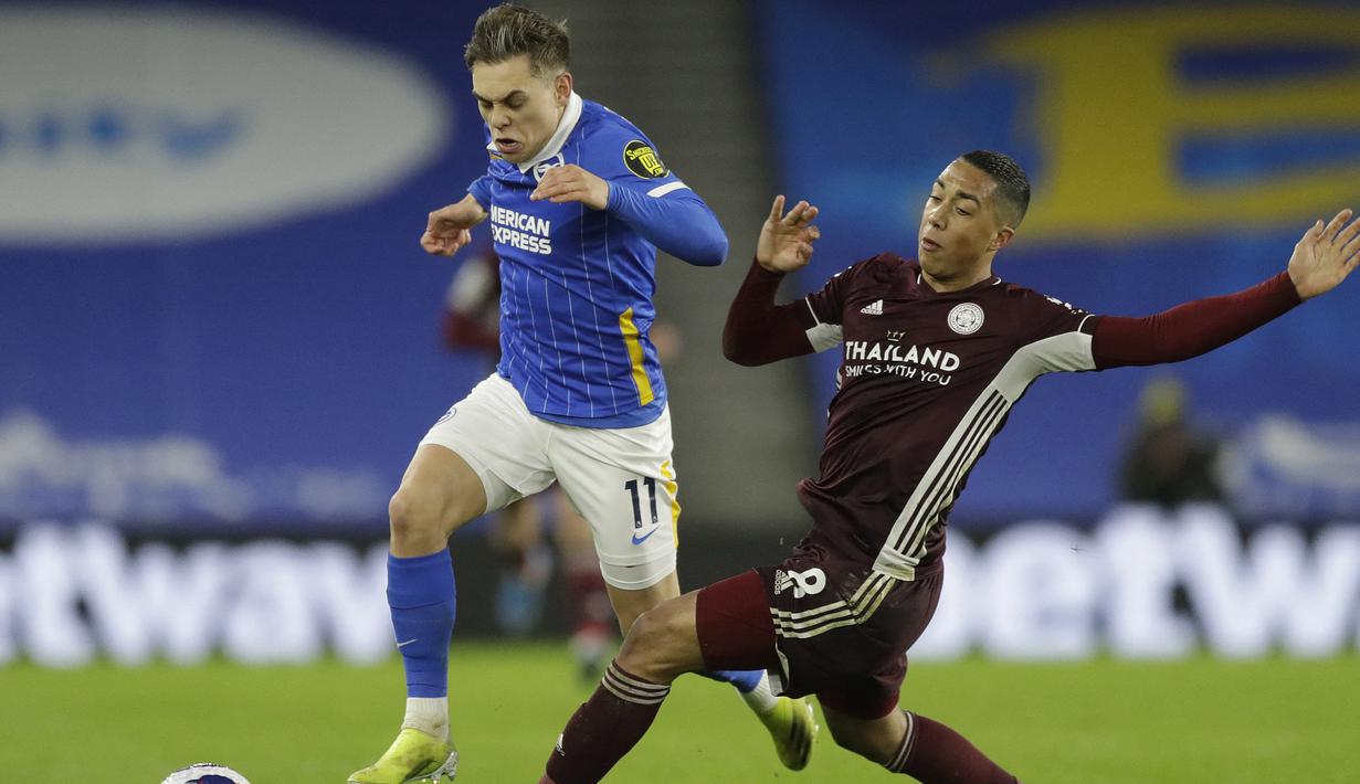 Gelandang Brighton and Hove Albion, Leandro Trossard (kiri) menguasai bola dibayangi gelandang Leicester City, Youri Tielemans dalam laga lanjutan Liga Inggris 2020/21 di American Express Community Stadium, Minggu (7/3/2021). Brighton kalah 1-2 dari Leicester City. (AFP/Matt Dunham/Pool)