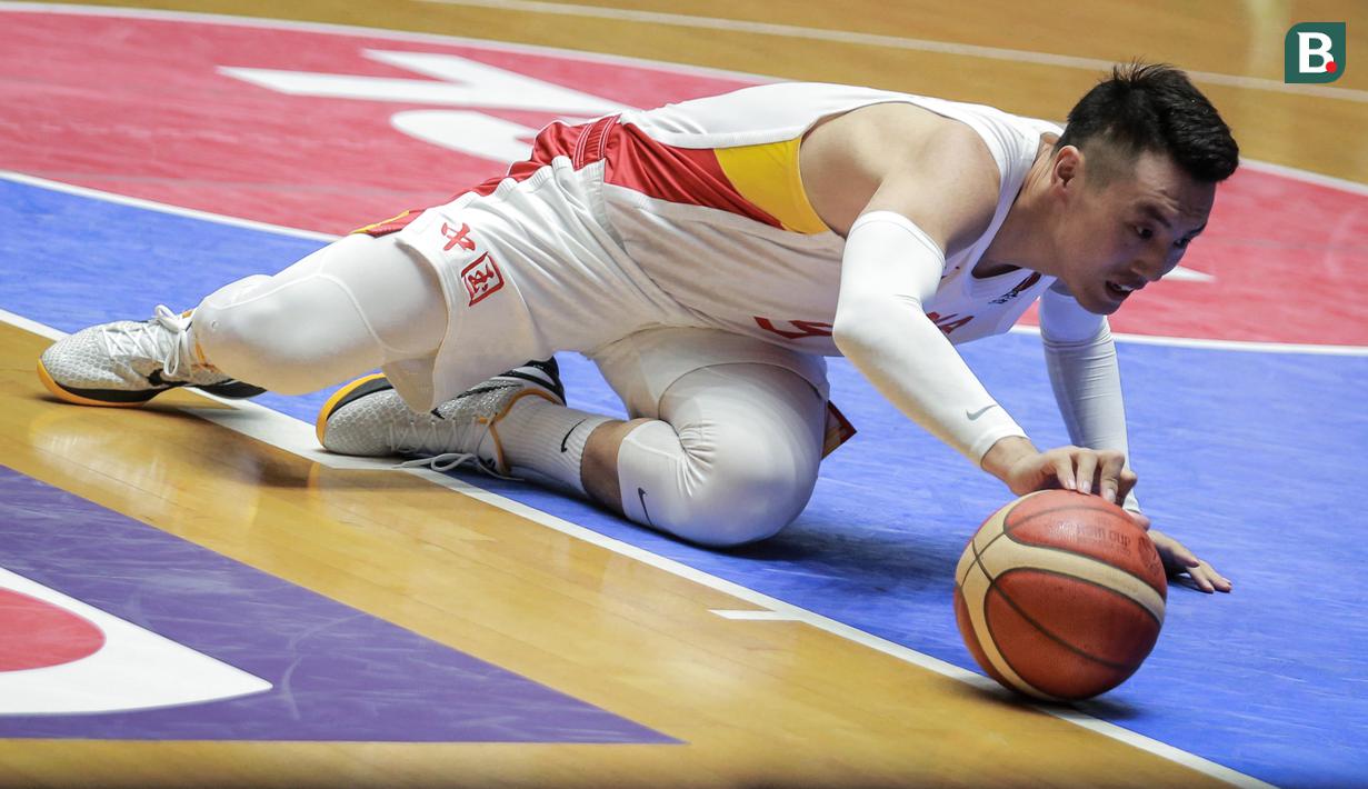 Pemain Timnas Basket China, Zhai Xiaochuan berusaha menguasai bola usai terjatuh saat laga playoff perempat final FIBA Asia Cup 2022 antara Timnas Basket China melawan Timnas Basket Indonesia di Istora Senayan, Jakarta, Senin (18/07/2022). (Bola.com/Bagaskara Lazuardi)