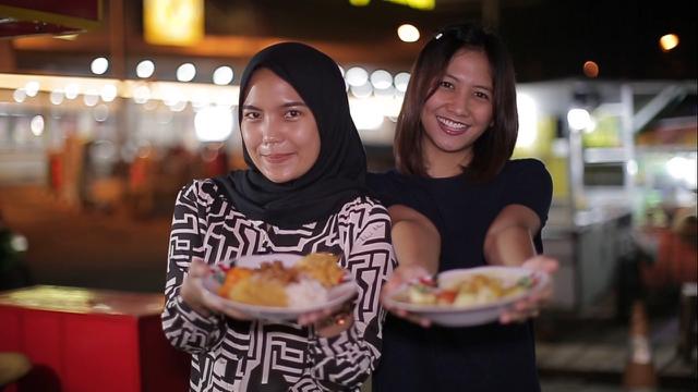 Duo Mantan Pramugari Jual Lontong Sayur