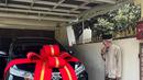 Sang kakek memandangi mobil mewah pemberian cucunya di garasi rumah. (Foto: Instagram/ attahalilintar)