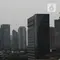 Suasana gedung bertingkat dan permukiman warga di kawasan Jakarta, Senin (17/1/2022). Bank Dunia memproyeksikan pertumbuhan ekonomi Indonesia pada tahun 2022 mencapai 5,2 persen. (Liputan6.com/Angga Yuniar)