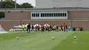 Pemain Timnas Ghana berkumpul di tengah lapangan usai menjalani sesi latihan di Bryant University, Rhode Island, Amerika Serikat, Senin (22/6/2026). Skuad The Black Stars berlatih di fasilitas berstandar internasional dengan kondisi rumput yang terawat sebagai persiapan menghadapi Inggris pada laga Grup L Piala Dunia 2026. (KLY Sports/Hery Kurniawan/Adv/Powerade)