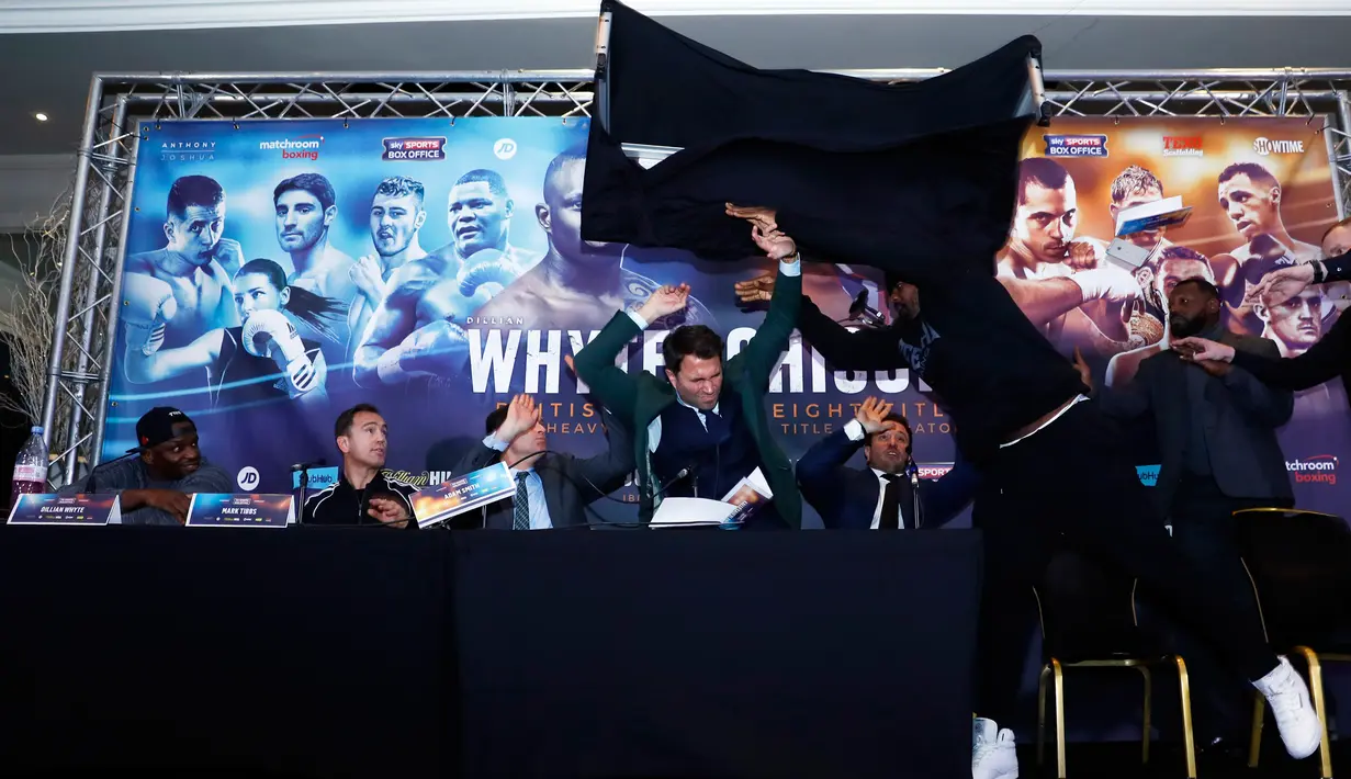 Suasana ricuh jelang pertarungan Dillian Whyte & Dereck Chisora di Radisson Hotel, Manchester, Inggris, Rabu (7/12). Konferensi pers berujung ricuh karena Dereck Chisora melempar meja. (Reuters / Jason Cairnduff)
