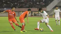 Timnas Indonesia U-19 kalah telak dari Persis Solo pada laga uji coba kontra Persis Solo di Stadion Manahan, Senin (28/5/2018). (Bola.com/Ronald Seger Prabowo)