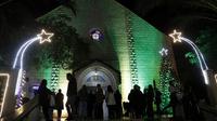 Suasana&nbsp;di luar Gereja Katolik Keluarga Kudus di Kota Gaza pada 24 Desember 2021. (Dok. AP/Adel Hana, arsip)&nbsp;&nbsp;