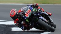 Pembalap MotoGP Prancis dari tim Monster Energy Yamaha MotoGP, Fabio Quartararo, mengikuti sesi kualifikasi MotoGP Grand Prix Inggris di sirkuit Silverstone di Northamptonshire, Inggris bagian tengah, pada 24 Mei 2025. (Adrian Dennis/AFP)