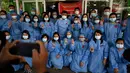 Tenaga medis mengenakan pita merah di seragamnya memberi hormat tiga jari di Rumah Sakit Umum Yangon di Yangon (3/2/2021). Petugas kesehatan di 70 rumah sakit dan departemen medis di Naypyidaw, Yangon dan kota-kota lain mengatakan, mereka tidak akan bekerja di bawah rezim militer. (STR / AFP)