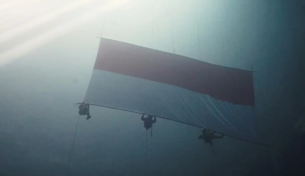 Bertema "Kenali Negeri", Eiger Adventure menyelenggarakan upacara kemerdekaan secara virtual dengan pengibaran bendera Merah Putih di beberapa lokasi di Indonesia.