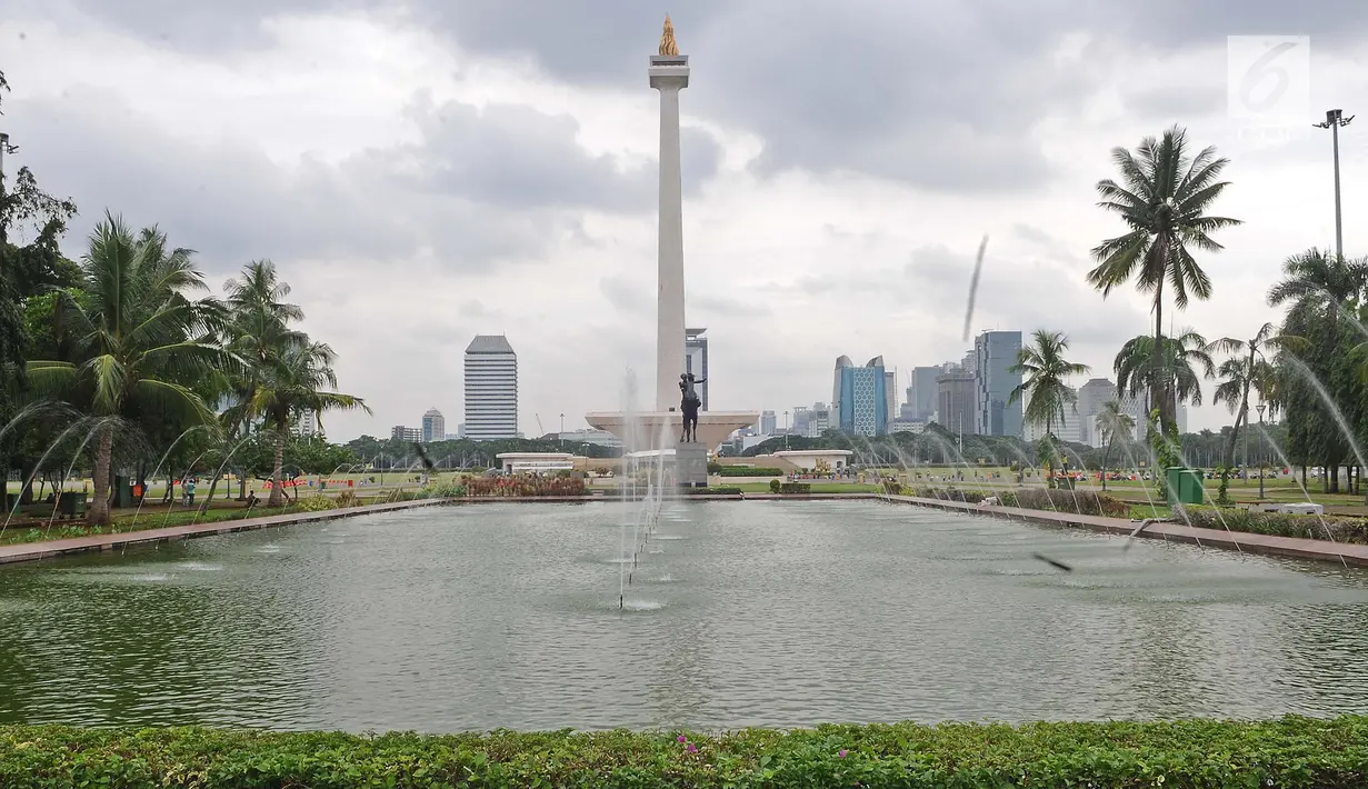 Pemandangan air mancur di kawasan Monas, Jakarta, Rabu (23/1). Sejumlah taman di kawasan Monas rencananya akan ditata ulang. (Liputan6.com/Herman Zakharia)