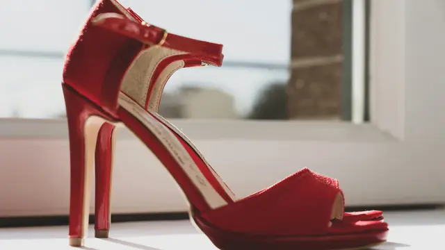 4. Sandal Hak Tinggi untuk Acara Spesial