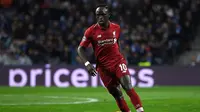 4. Sadio Mane - Penyerang Liverpool, Sadio Mane merelakan beberapa benda berharga miliknya hilang dicuri seperti jam tangan, ponsel dan barang berharga lainnya. Peristiwa  tersebut terjadi pada tahun 2017 saat ia bertandiang melawan Bayern Munchen. (AFP/Paul Ellis)