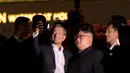 Menteri Luar Negeri Singapura, Vivian Balakrishnan berswafoto dengan pemimpin Korea Utara, Kim Jong-un di Marina Bay, Senin (11/6). Kim mengunjungi sejumlah tempat wisata di Singapura sebelum pertemuannya dengan Donald Trump. (AP Photo/Gemunu Amarasinghe)