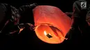 Pengunjung menerbangkan lampion saat perayaan Tahun Baru Imlek di Pantai Lagoon, Ancol, Jakarta, Selasa (5/2) malam. Sebanyak 500 lampion diterbangkan oleh pengunjung dalam  rangka menutup Festival Imlek di Ancol. (Merdeka.com/Iqbal S Nugroho)