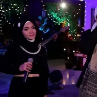Penampilan Opick dan Wulan Mayasari, istri kedua Opick dalam sebuah acara. (Net TV)