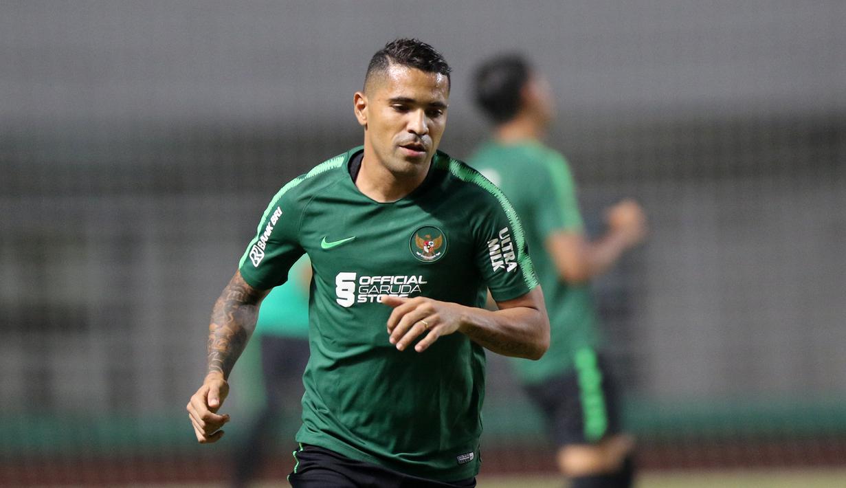 Striker Timnas Indonesia, Beto Goncalves, saat sesi latihan di Stadion Pakansari, Bogor, Kamis (22/8). Latihan tersebut untuk persiapan jelang laga kualifikasi Piala Dunia 2022. (Bola.com/M Iqbal Ichsan)