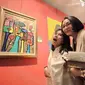 Gadis Dharsono bersama sang ibunda Poppy Dharsono mengikuti acara pameran seni bertajuk Betawi Punye Gaye di IFI Wijaya, Jakarta Selatan (Foto:Liputan6.com/Fahmi Zaenal Mutakin)