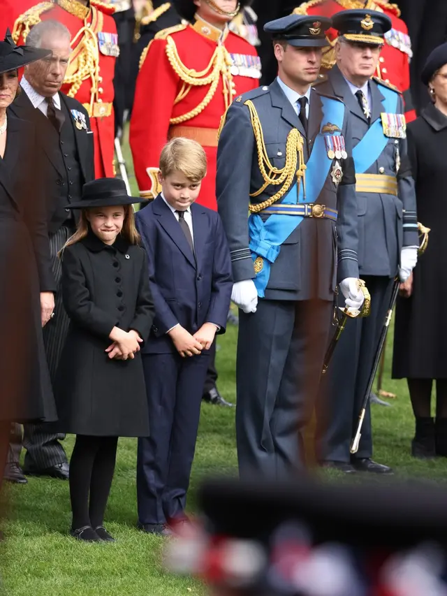 Potret Putri Charlotte Menangis di Pemakaman Ratu Elizabeth II. Ditenangkan Kate Middleton