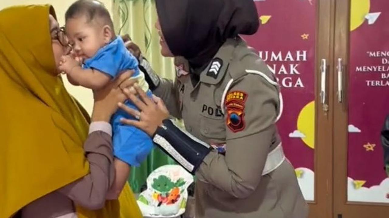 Viral momen polwan kunjungi panti asuhan balita di Semarang, penuh haru.