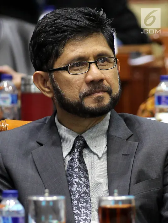 Wakil Ketua KPK Laode M Syarif mengikuti RDPdengan Komisi III DPR di Jakarta, Selasa (28/1). RDP membahas berbagai agenda dan isu-isu penting salah satunya supervisi KPK dan penyelesaian kasus-kasus yang di tangani KPK. (Liputan6.com/Johan Tallo)