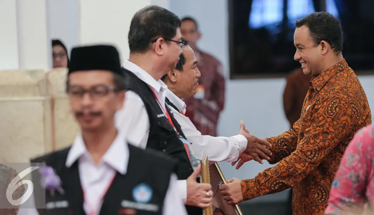 Mendikbud Anies Baswedan memberikan penghargaan kepada kepala sekolah yang berintergritas dalam acara Silatuhrami dengan kepala sekolah penerima Anugerah Integritas Ujian Nasional di Istana Negara, Jakarta, Senin (21/12). (Liputan6.com/Faizal Fanani)