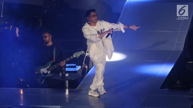 Penampilan penyanyi Afgansyah Reza atau Afgan saat menggelar konser bertajuk Dekade di Istora Senayan, Jakarta, Jumat (8/8/2019). Konser ini juga menjadi perpisahan Afgan dengan para fans di Indonesia sebelum vakum selama kurang lebih satu tahun. (Liputan6.com/Angga Yuniar)
