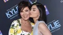 Kylie Jenner sendiri kini tengah belajar dari Kris Jenner untuk mengurus anaknya. (Getty Images / Life&Style)
