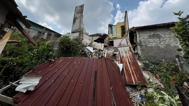Rumah tiga lantai milik lansia di Desa Sukaresmi, Kecamatan Cisaat, Kabupaten Sukabumi, ambruk dihantam longsor beruntun. (Liputan6.com/Fira Syahrin)