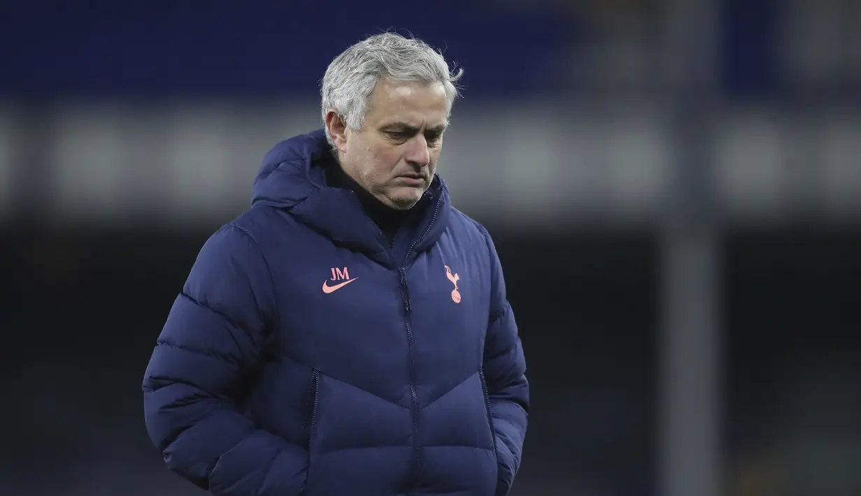 Ekspresi pelatih Tottenham Jose Mourinho usai pertandingan melawan Everton pada babak 16 besar Piala FA di Goodison Park di Liverpool, Inggris, Kamis (11/2/2021). Kemenangan ini membuat Everton meraih tiket Perempat Final Piala FA. (Martin Rickett/Pool via AP)