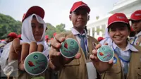 Sejumlah pelajar menunjukan pin saat pembukaan kegiatan KKP 2015 di Istana Negara, Jakarta, Rabu (18/11). Sebanyak 1.173 pengurus OSIS SMP, SMA, dan SMK se-Indonesia ikut berpartisipasi dalam kegiatan ini. (Liputan6.com/Faizal Fanani)