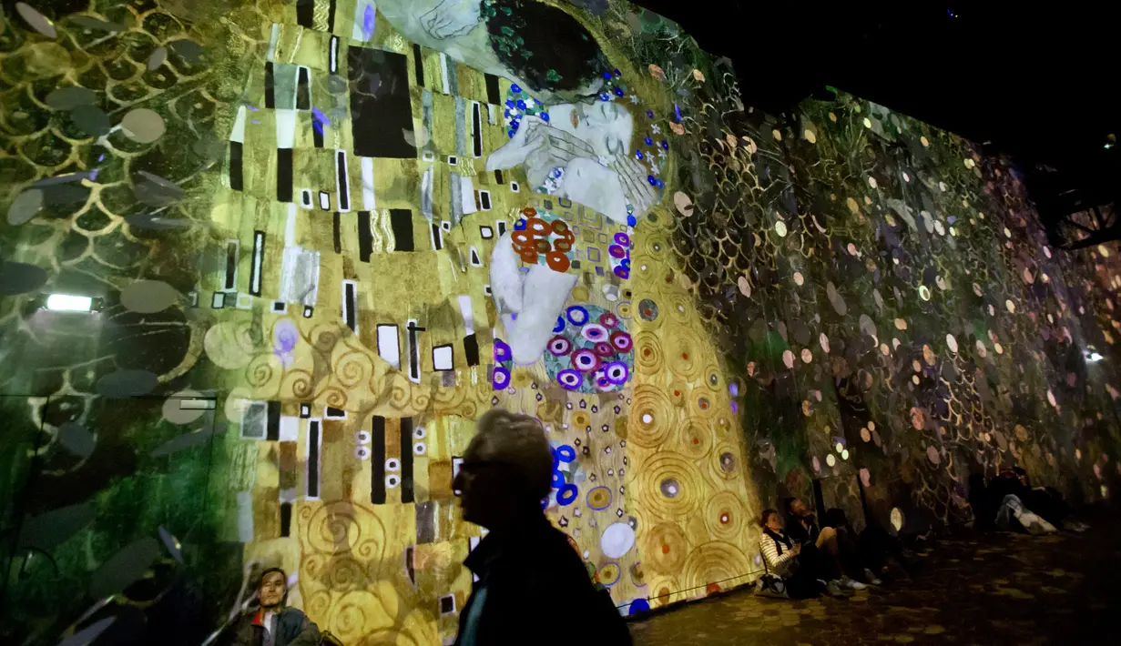 Karya pelukis Austria, Gustav Klimt dalam pameran seni proyeksi di galeri l'Atelier des Lumieres di Paris, Prancis (24/4). Pameran ini menampilkan terobosan baru yakni sebuah galeri digital yang diproyeksikan di sekitar gudang. (AP/Michel Euler)